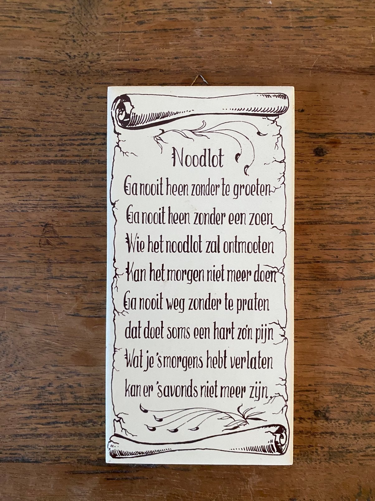 Vintage tegel “Noodlot” – keramiek – retro spreuktegel, Met ophangmogelijkheid, Ophalen of Verzenden, Zo goed als nieuw, 19 cm