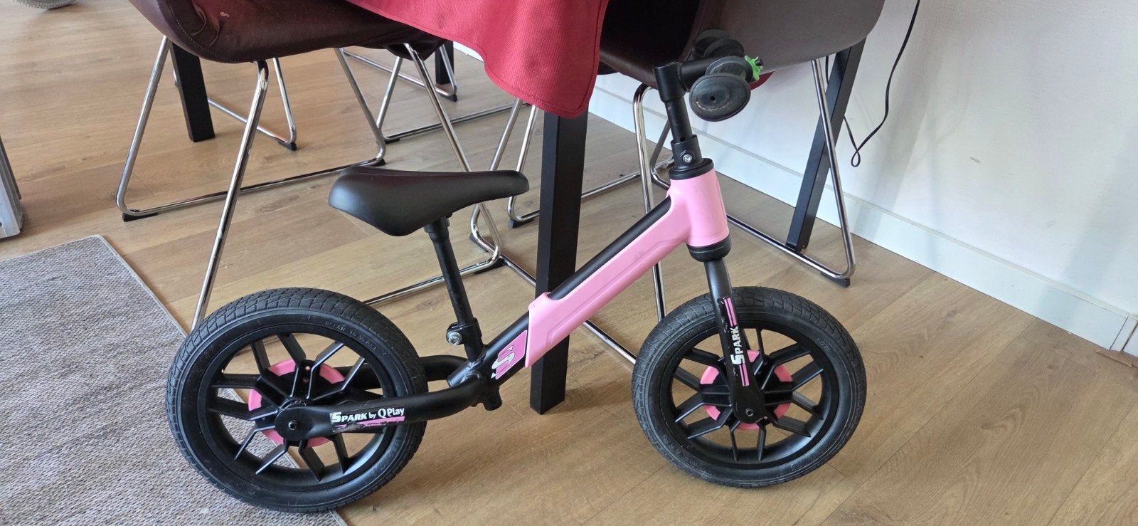 Roze loopfiets voor kinderen - Spark by QPlay, Fietsen en Brommers, Ophalen of Verzenden, Zo goed als nieuw, Minder dan 16 inch
