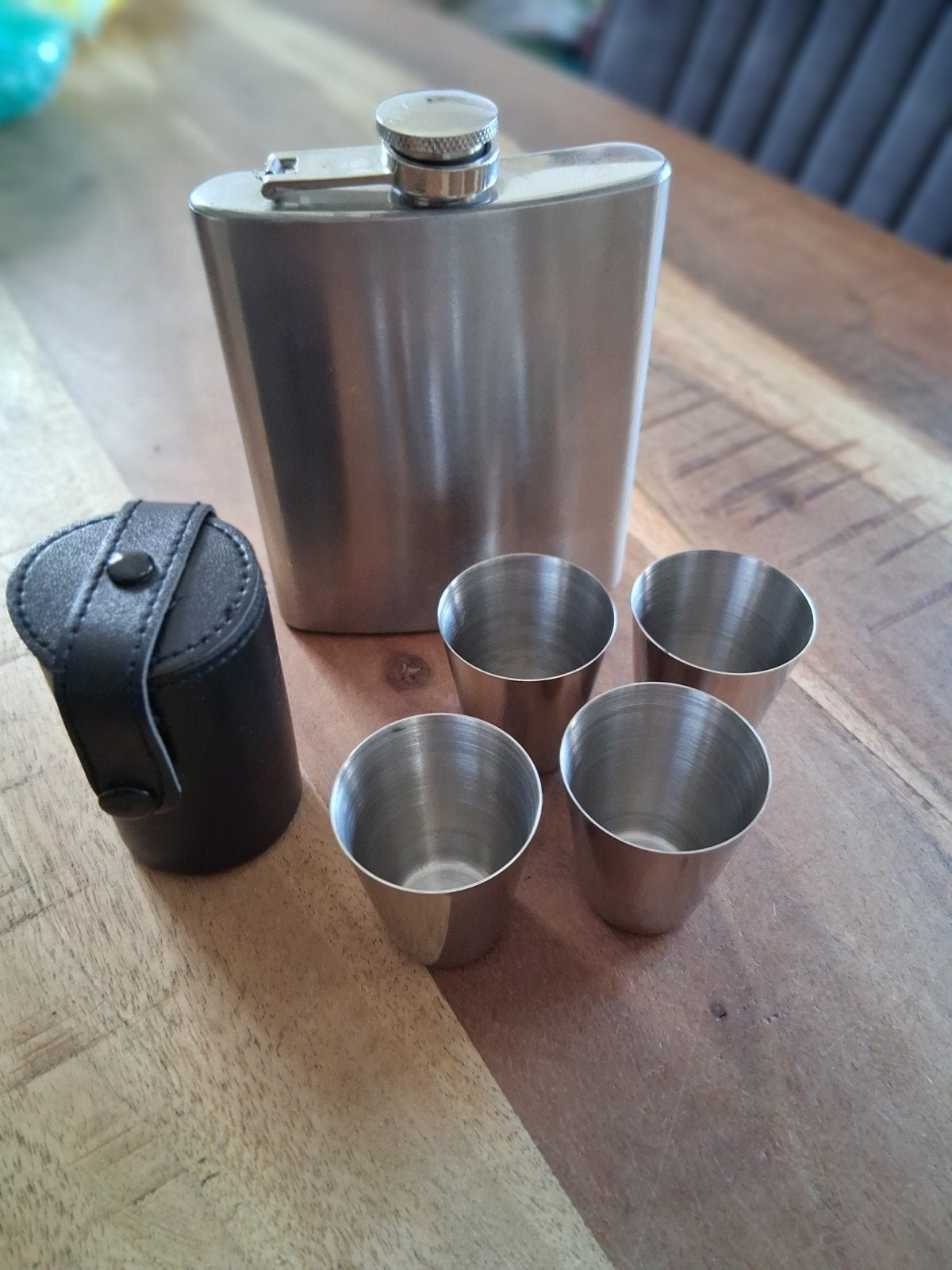 Heupfles met 4 borrelglaasjes en etui, Zilver, Ophalen of Verzenden, Metaal, Overige merken