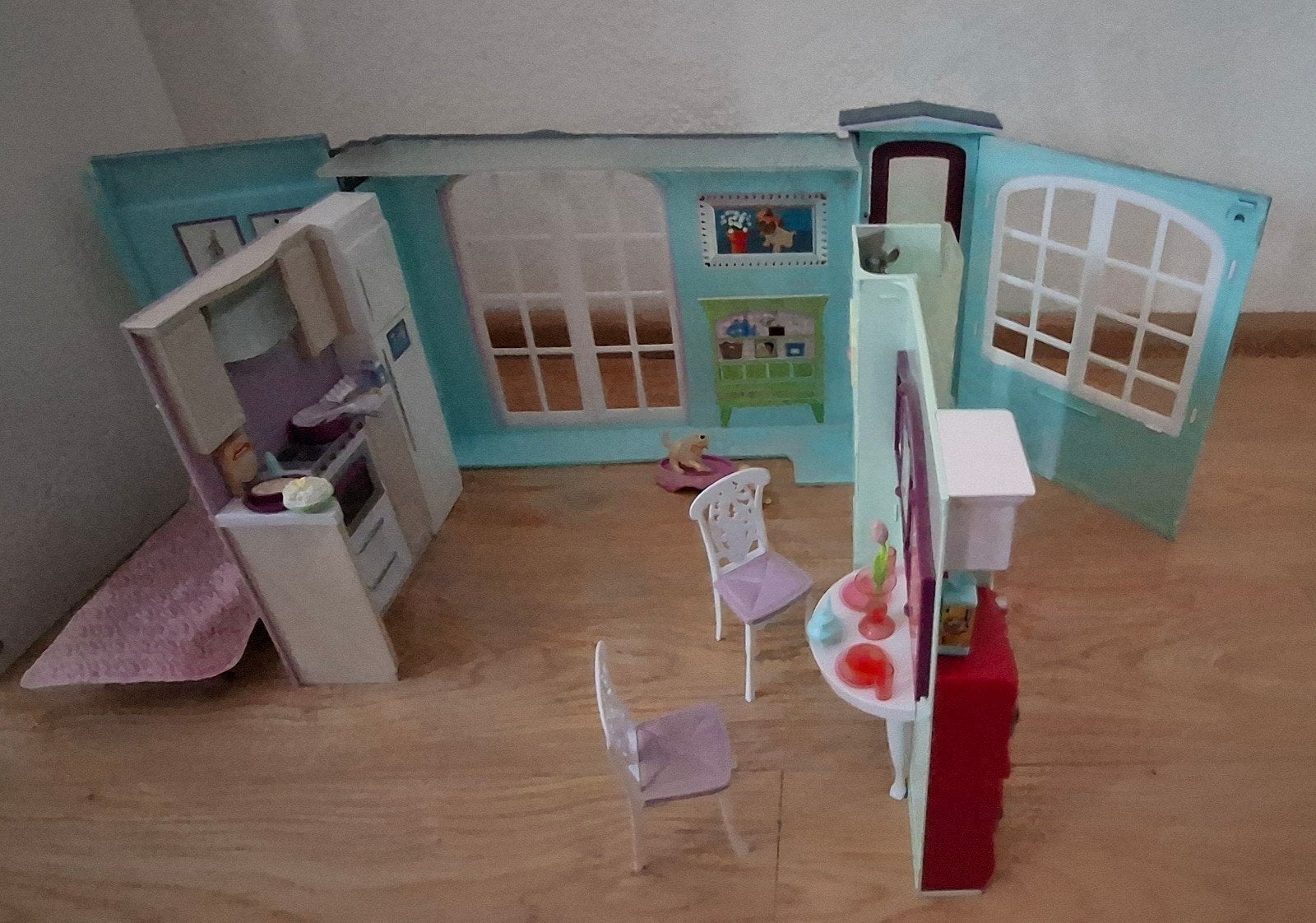 Opklapbaar Barbiehuis met Barbies en meer, Kinderen en Baby's, Speelgoed | Poppen, Ophalen of Verzenden, Zo goed als nieuw, Barbie