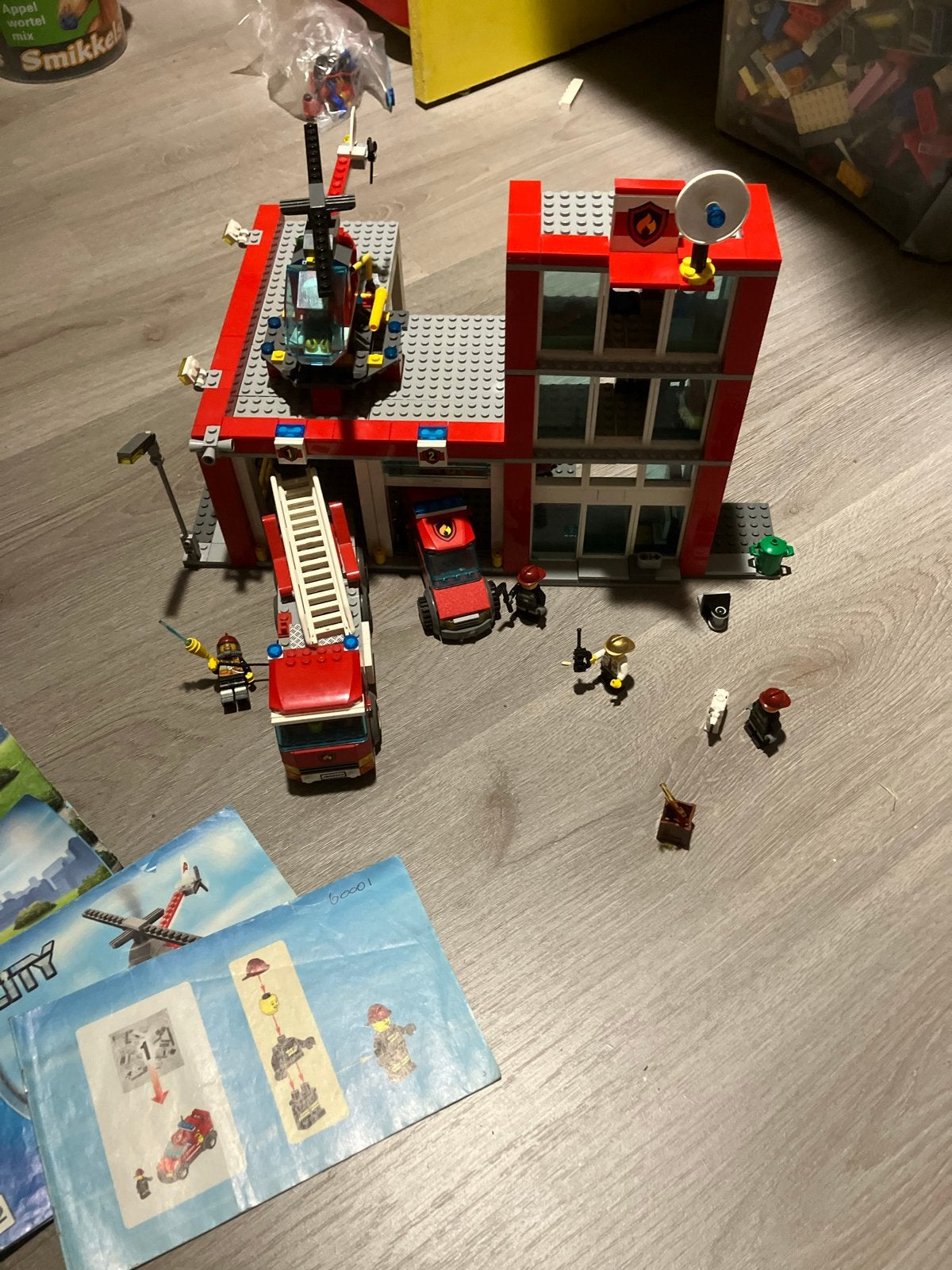 LEGO City Brandweerkazerne 60004 - Mist 1 onderdeel en boekj, Ophalen of Verzenden, Gebruikt