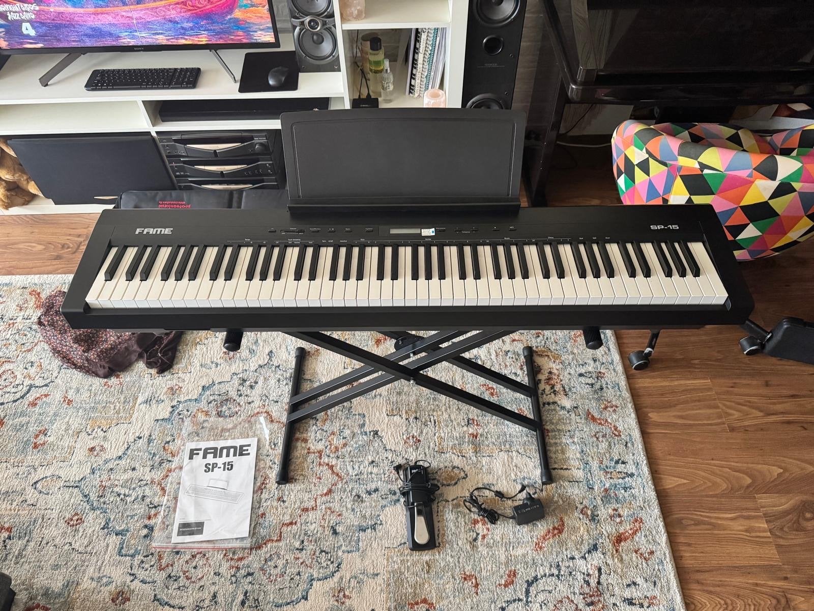 Fame SP-10 Digitaal Piano met 88 Toetsen, Standaard en Tas, Zwart, Digitaal, Ophalen of Verzenden, Zo goed als nieuw