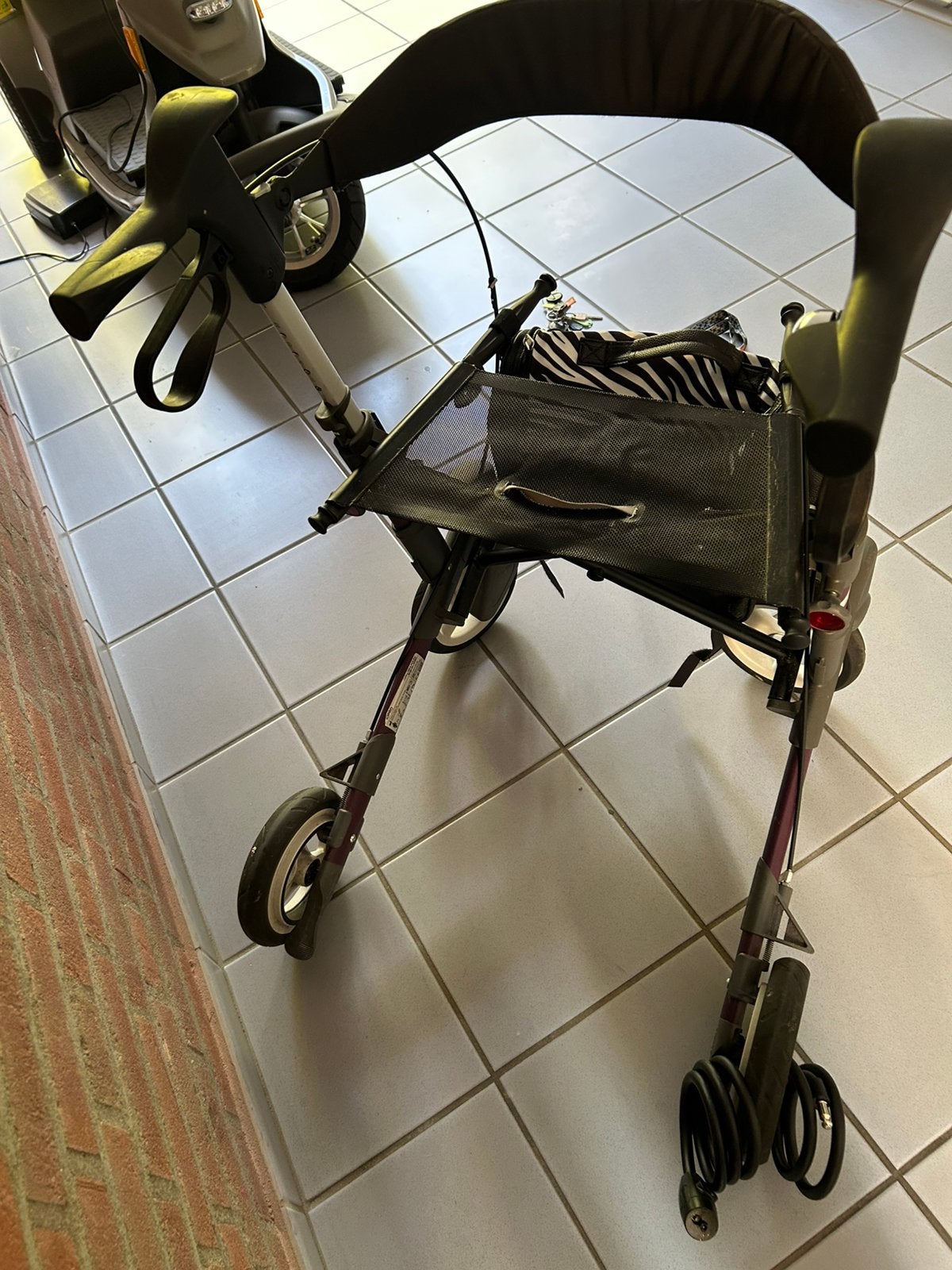Mooie rollator met nieuwe leren tas, Diversen, Rollators, Ophalen, Opvouwbaar, Gebruikt