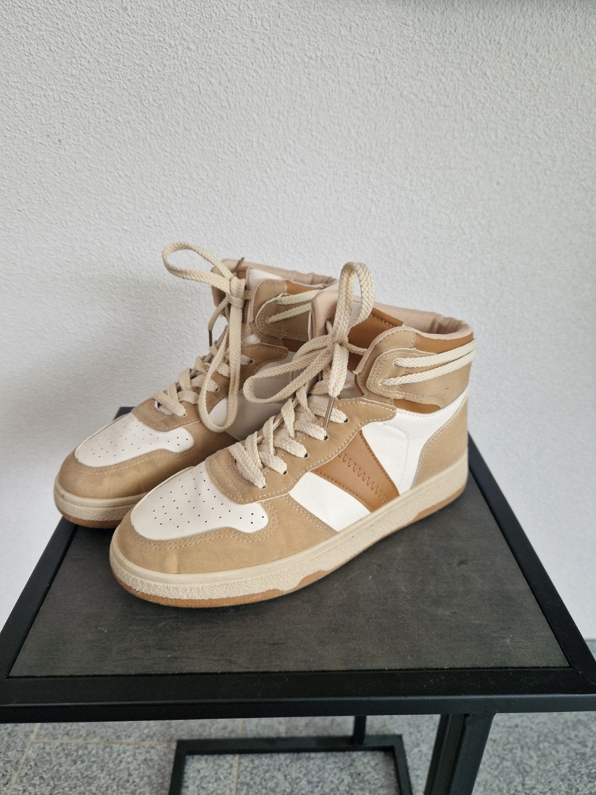 Hoge sneakers maat 40, beige en wit, Ophalen of Verzenden, Gedragen, Beige, Sneakers of Gympen