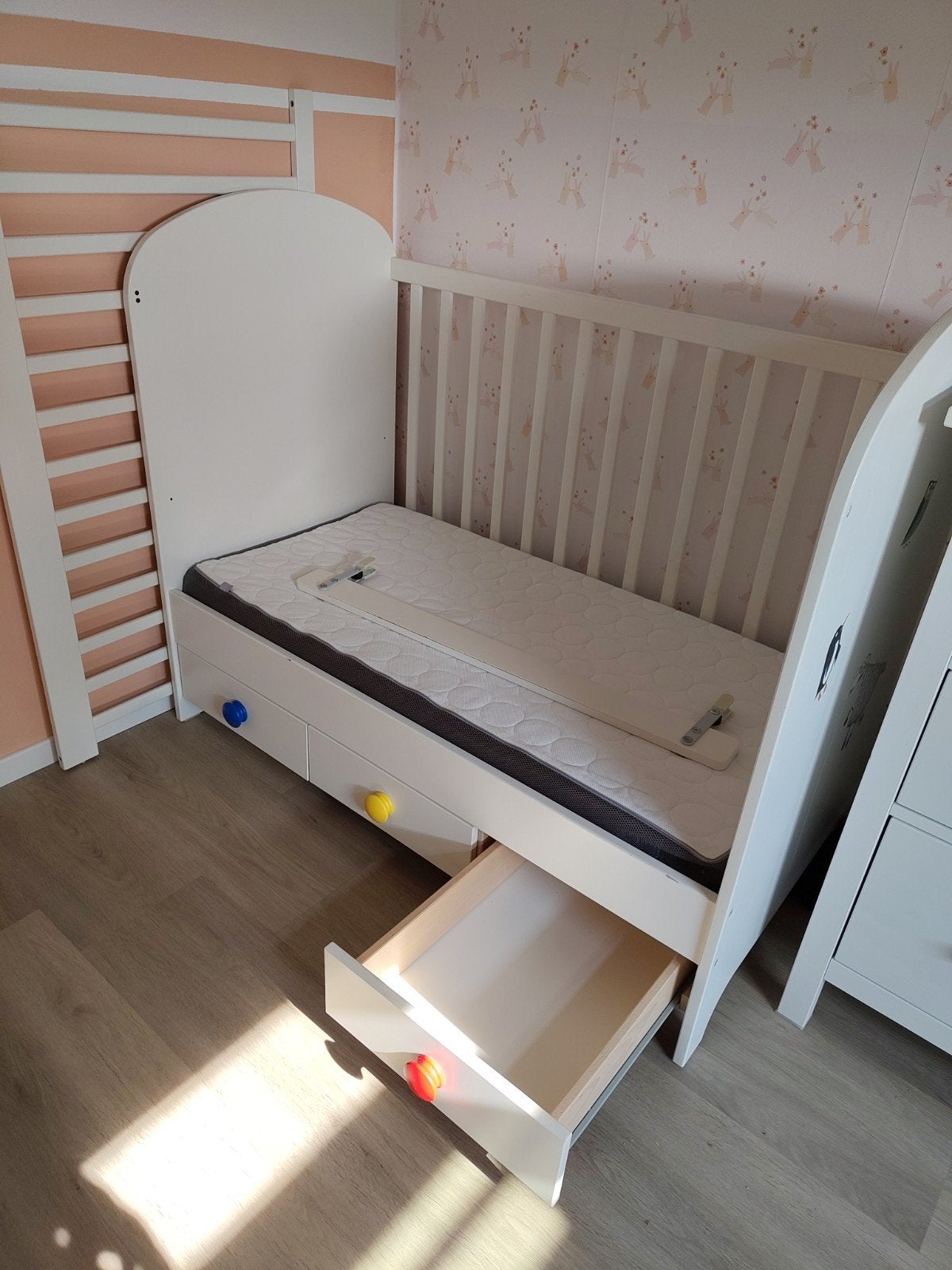IKEA Wit babybedje/ledikant met lades en matras, Kinderen en Baby's, Ophalen, Gebruikt, Ledikant