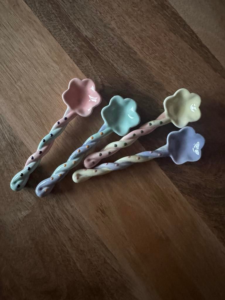 Set van 4 porseleinen lepels in pastelkleuren, Ophalen of Verzenden, Zo goed als nieuw, Overige materialen, Los bestek