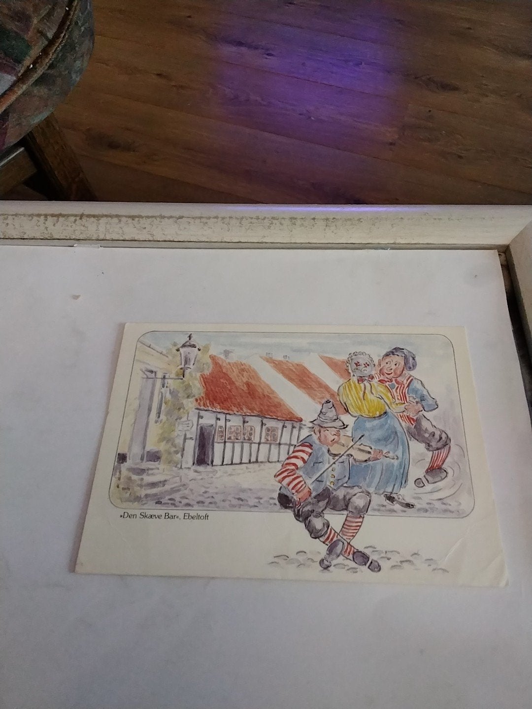 DEN SKAEVE BAR, EBELTOFT DENEMARKEN. 1988, Ophalen of Verzenden, 1980 tot heden