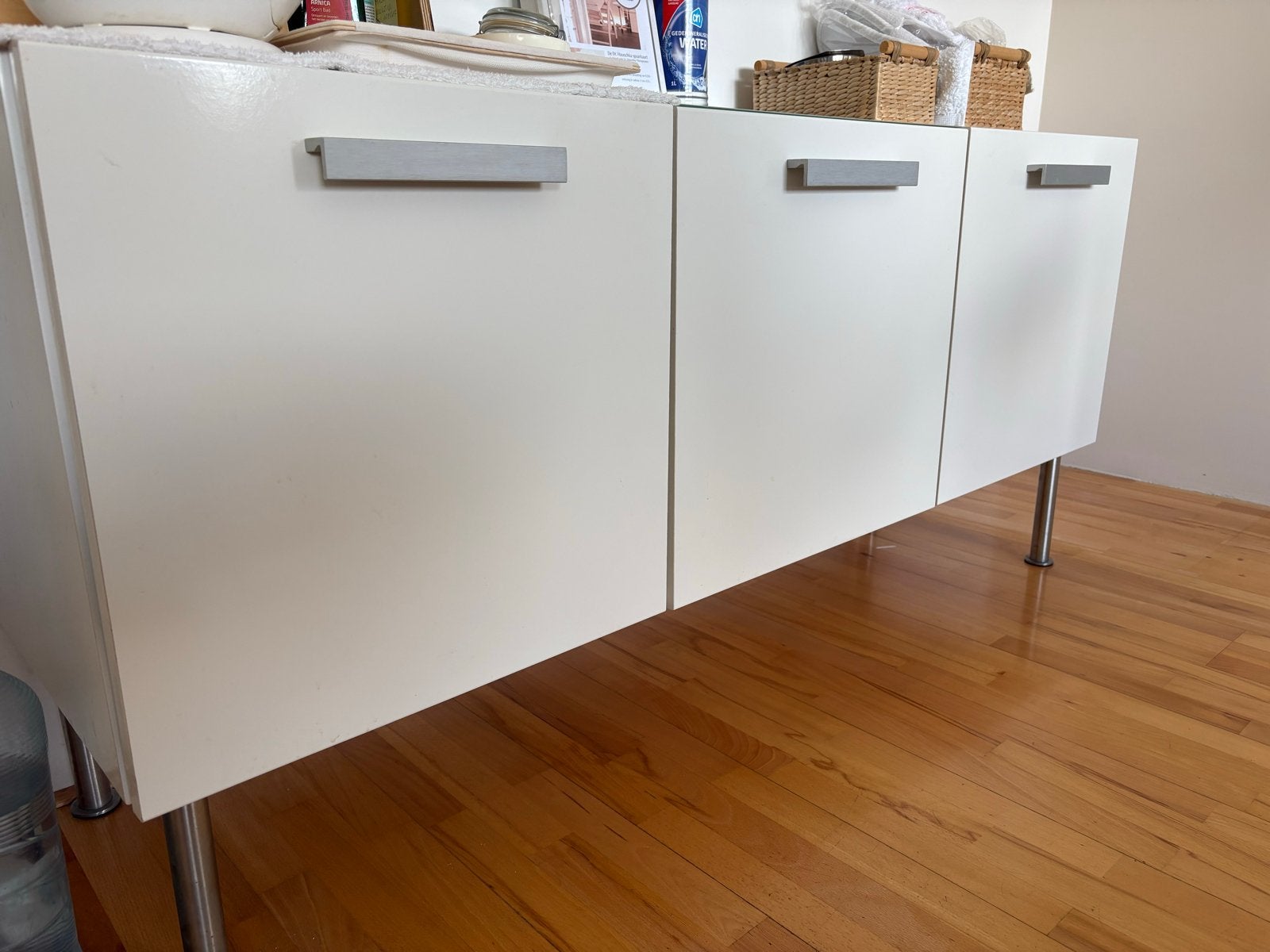 Ikea wandmeubel wit gelakt met 3 deurtjes en glasplaat, Ophalen, Gebruikt, 100 tot 150 cm, Glas