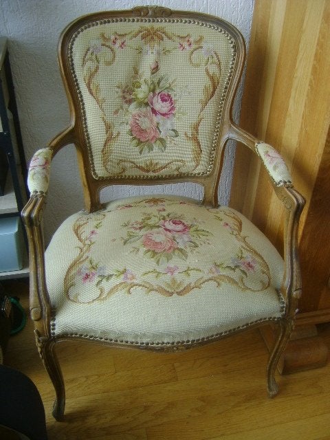 leuke oude geborduurde stoel, Ophalen