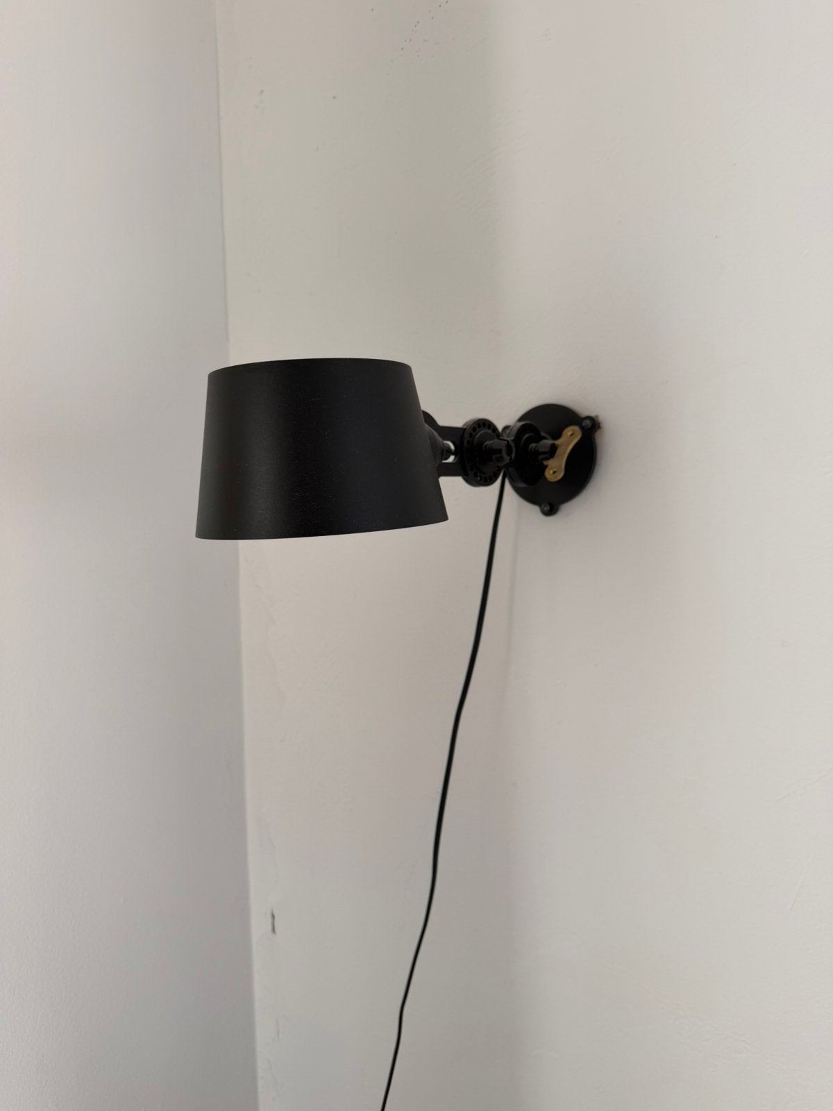 Tonone Bolt wandlamp zwart/messing, Huis en Inrichting, Ophalen of Verzenden, Zo goed als nieuw