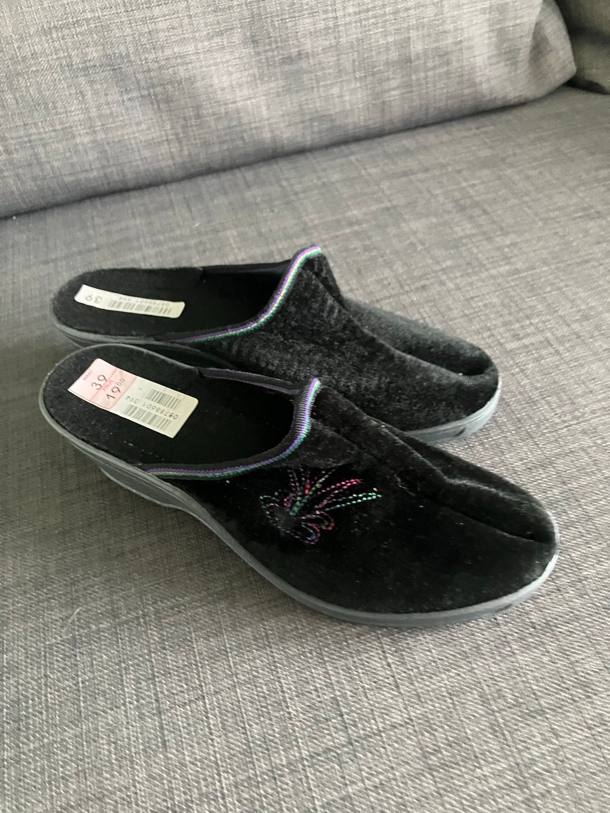 Zwarte pantoffels maat 39 - nieuw, Ophalen of Verzenden, Zo goed als nieuw, Zwart, Pantoffels of Sloffen
