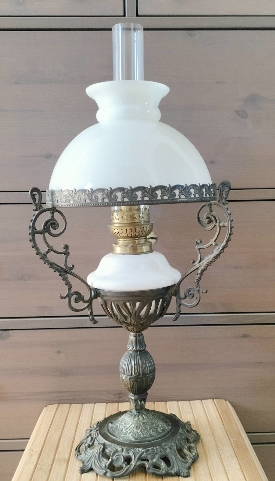 Antieke olielamp petroleum Messing en opaalglas, Ophalen