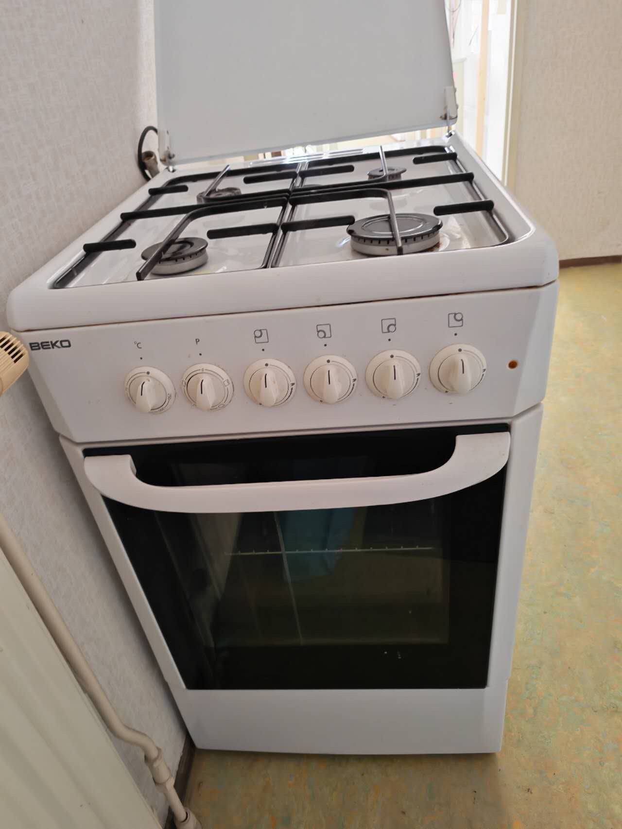 BEKO gasfornuis met oven in zeer nette staat, Witgoed en Apparatuur, Fornuizen, Ophalen, 4 kookzones, Zo goed als nieuw, Gas