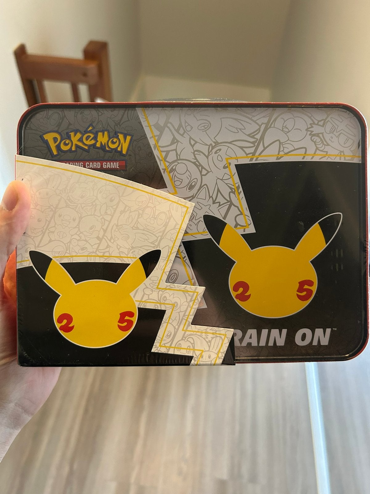 (Trade?) Pokémon 25th celebration collector chest, Ophalen of Verzenden, Zo goed als nieuw
