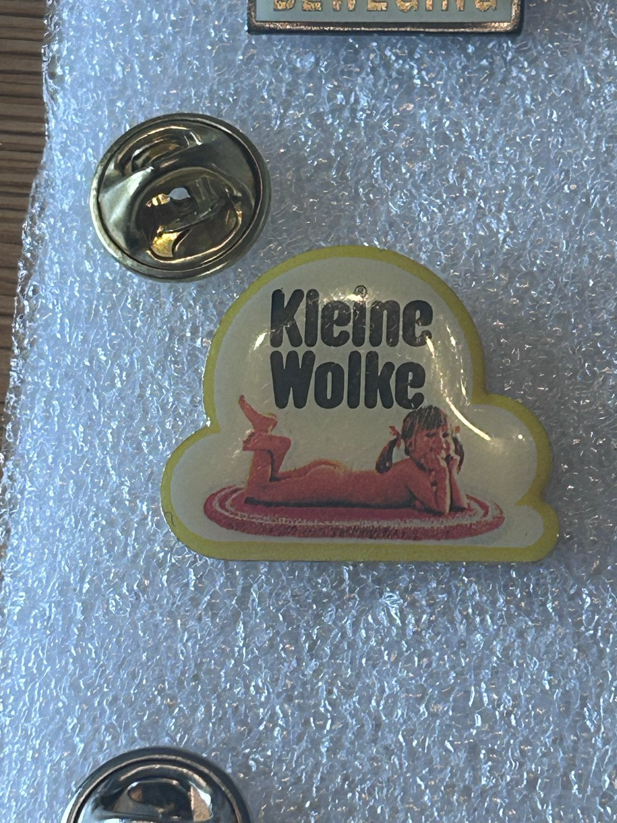Vintage 'Kleine Wolke' pin, Ophalen of Verzenden, Gebruikt, Merk, Speldje of Pin