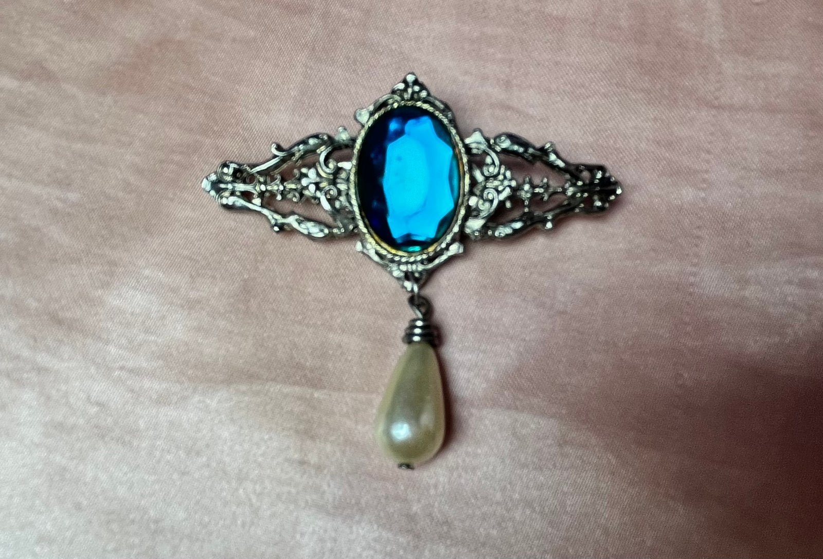 Vintage Blauwe Kristal & Parel Broche / Art Deco Stijl Speld, Ophalen of Verzenden, Blauw, Overige materialen