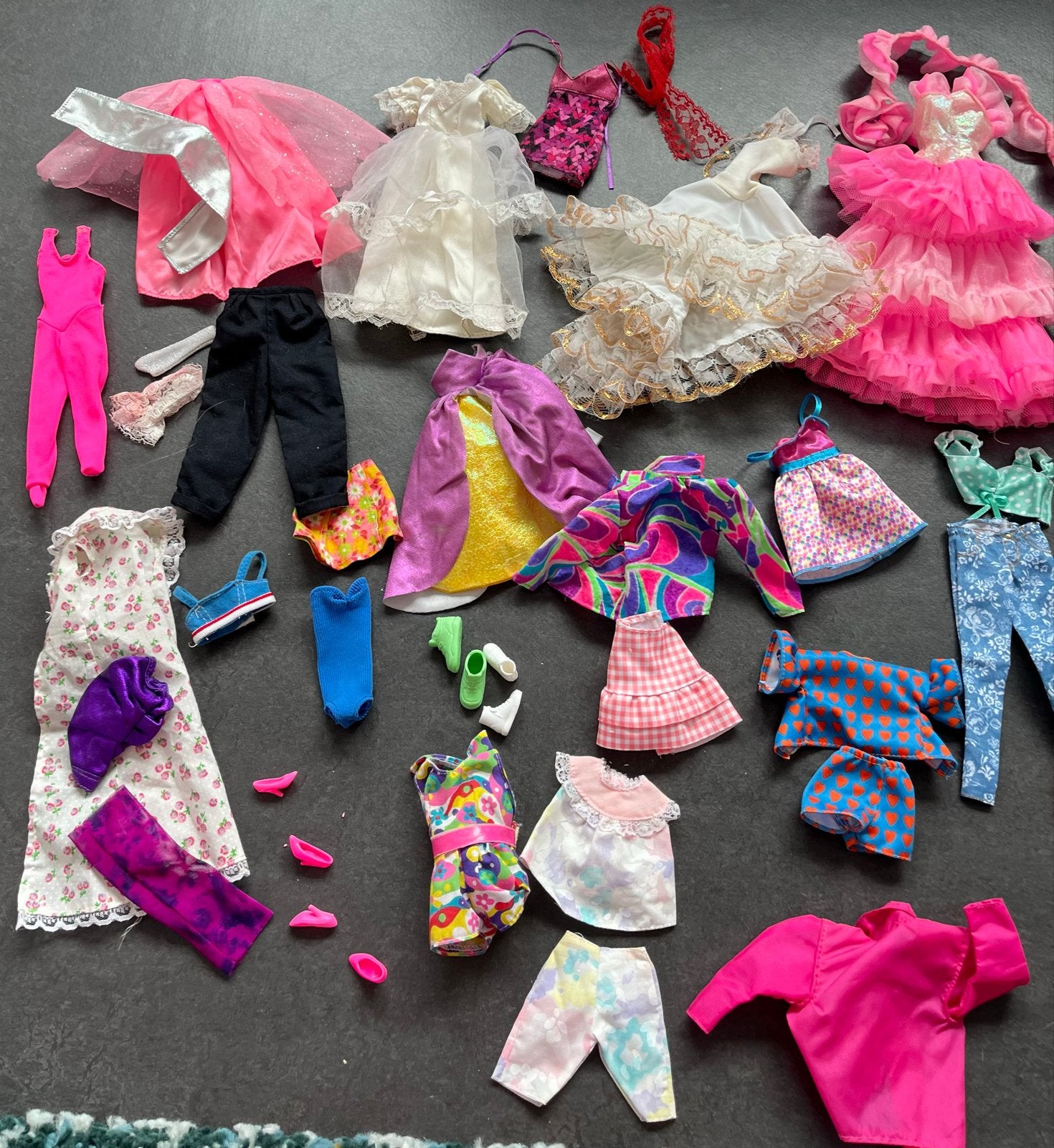 Twee Barbie poppen en accessoires, Kinderen en Baby's, Speelgoed | Poppen, Ophalen, Gebruikt, Barbie