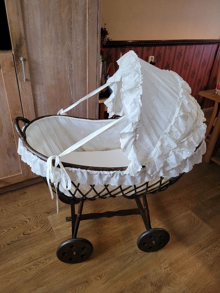 Vintage Retro Rieten Babywieg op wielen, Ophalen, Gebruikt, Wieg