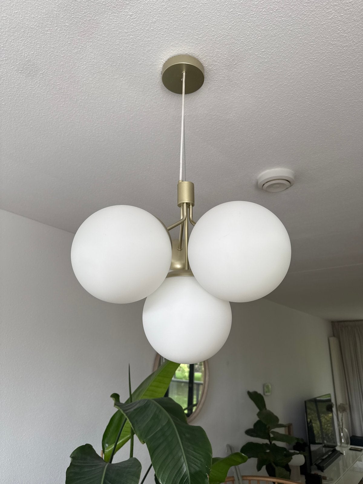 Moderne gouden hanglamp met 4 melkglazen bollen, Huis en Inrichting, Lampen | Hanglampen, Ophalen of Verzenden, Zo goed als nieuw
