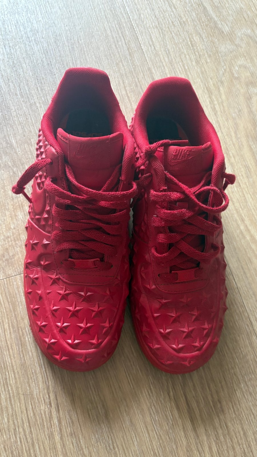 Nike Air Force 1 '07 LV8 Red Stars - Maat 42.5, Ophalen, Gedragen, Overige kleuren, Sneakers of Gympen