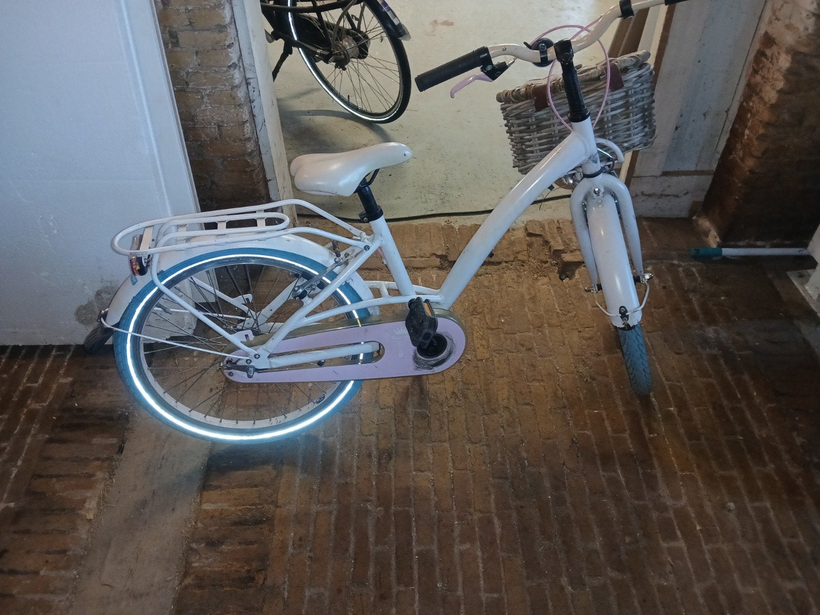 Meisjesfiets met mandje en bagagedrager, Fietsen en Brommers, Fietsen | Meisjes, Terugtraprem, Onbekend, Versnellingen, Ophalen of Verzenden