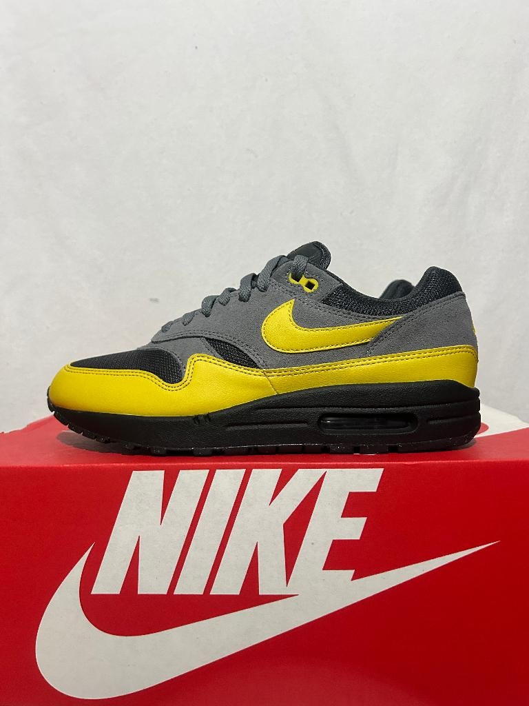 NIEUW IN DOOS! Maat 42 - Nike Air Max 1 Essential Batman, Overige kleuren, Verzenden, Nike, Nieuw