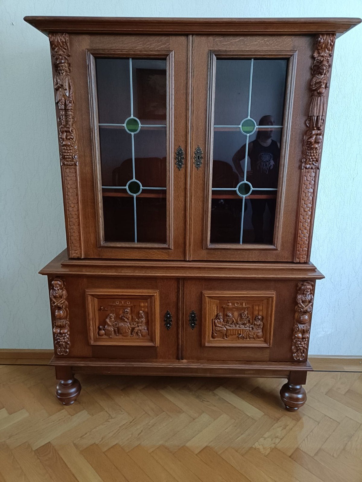 Antieke kast met glas in lood, Ophalen