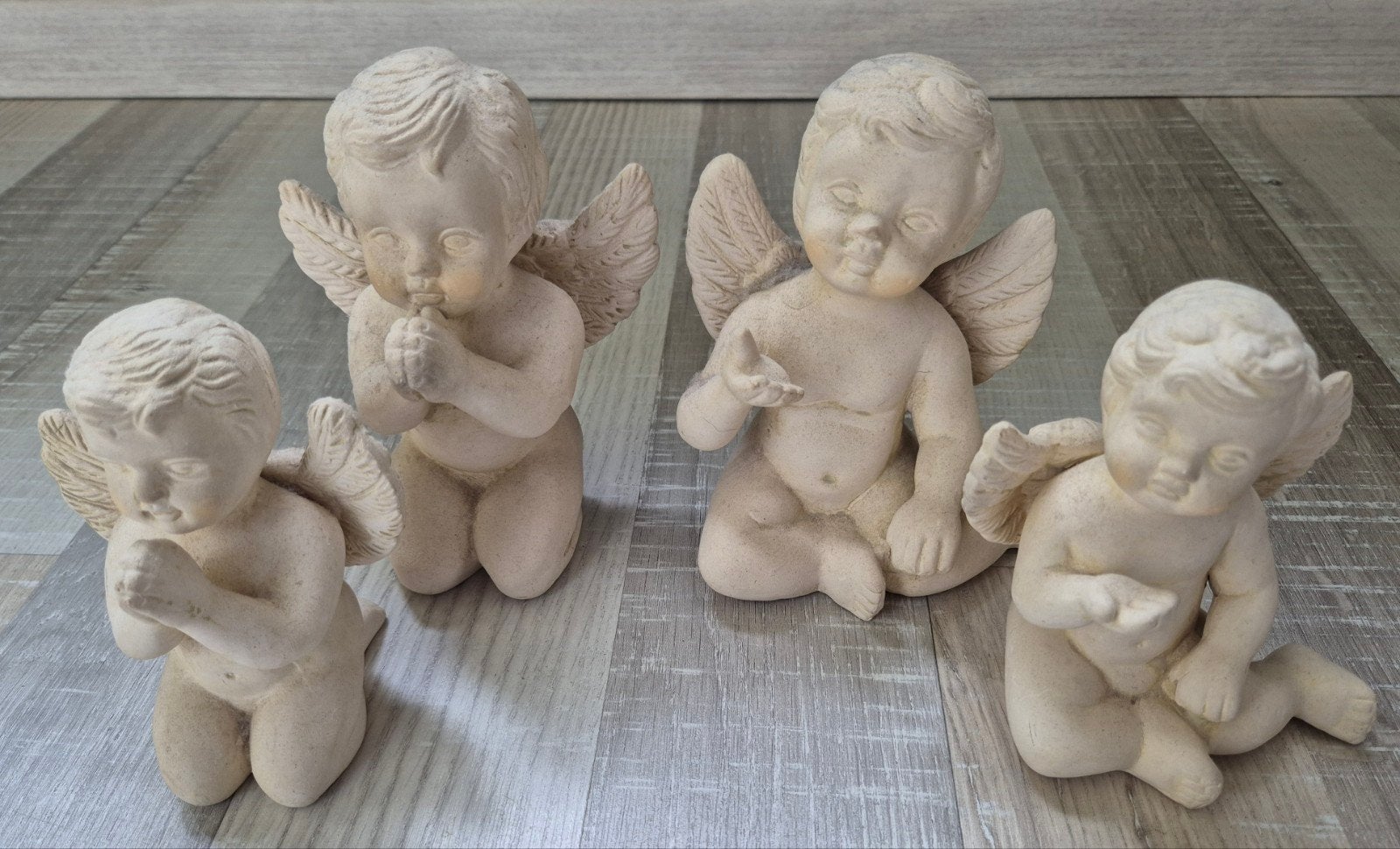 Set van 4 decoratieve engelen beeldjes, Huis en Inrichting, Beige, Ophalen of Verzenden, Steen/keramiek, Klassiek