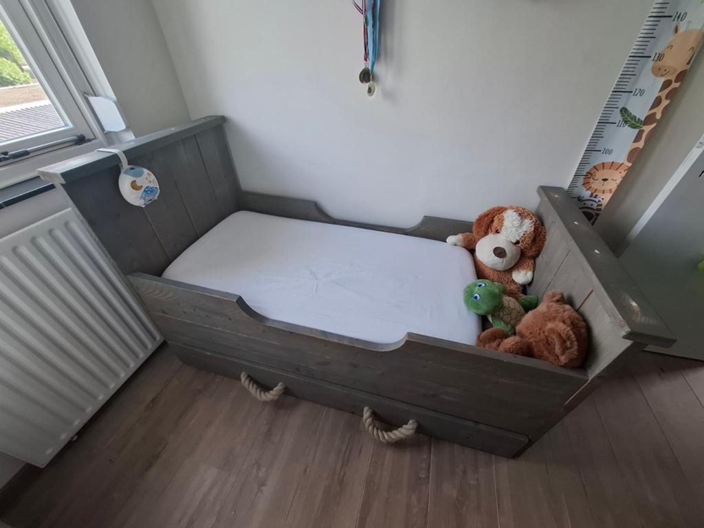 Handgemaakt houten peuterbed met lade incl. Matras, Kinderen en Baby's, Kinderkamer | Bedden, Ophalen, 70 tot 85 cm, Zo goed als nieuw