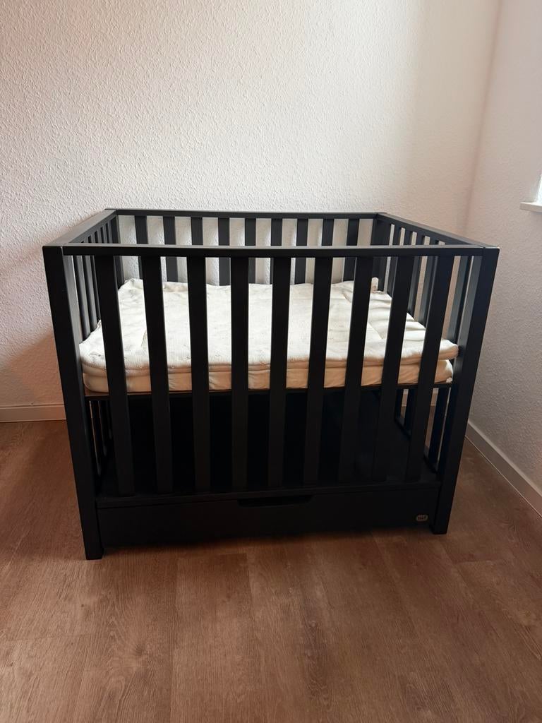 Luxe babybox zwart + matras (zo goed als nieuw), Kinderen en Baby's, Boxen, Ophalen, Zo goed als nieuw, Rechthoekig, In hoogte verstelbaar