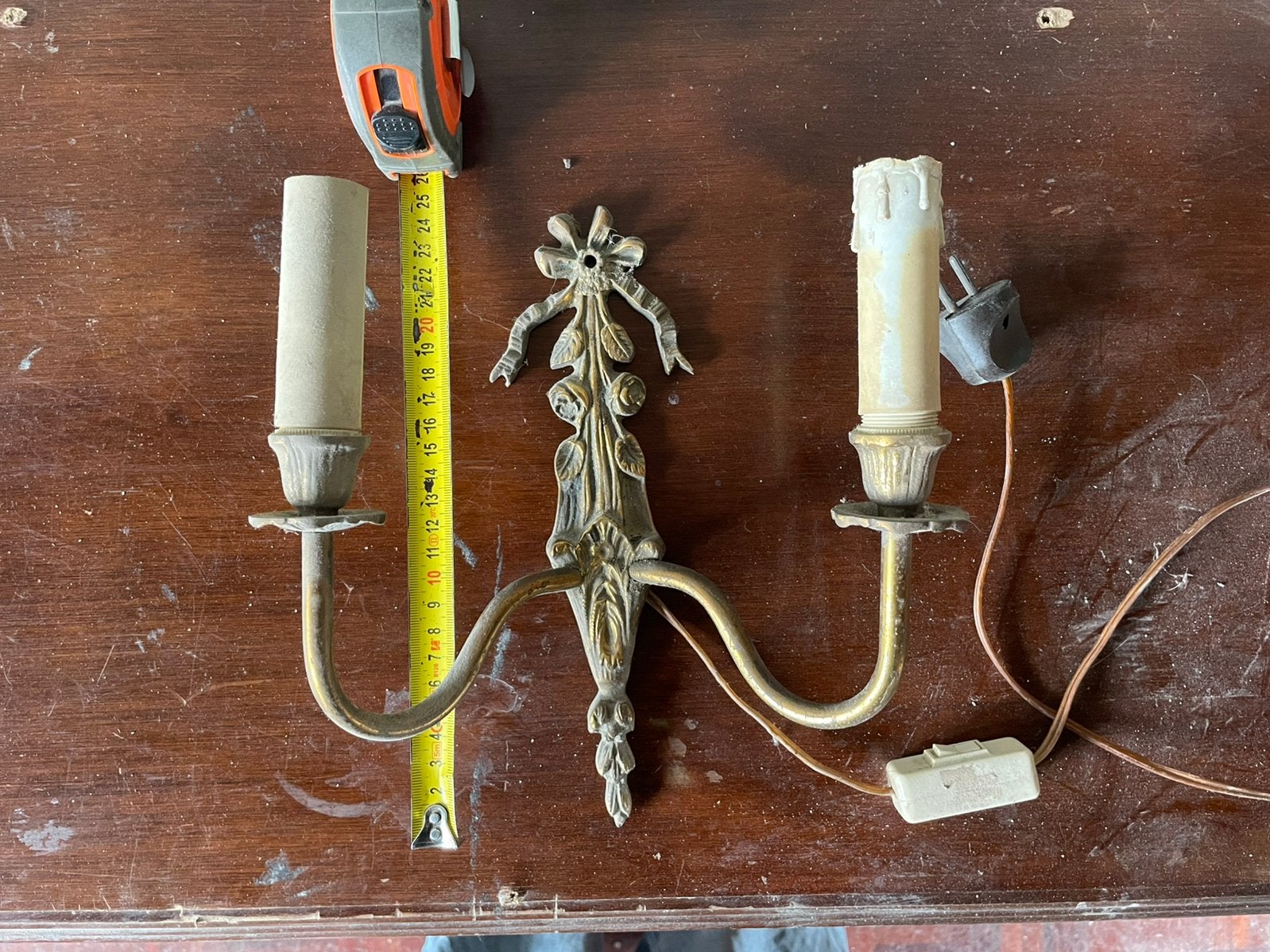 Wandlampje met twee armen antiek messing, Huis en Inrichting, Lampen | Wandlampen, Ophalen, Gebruikt, Metaal