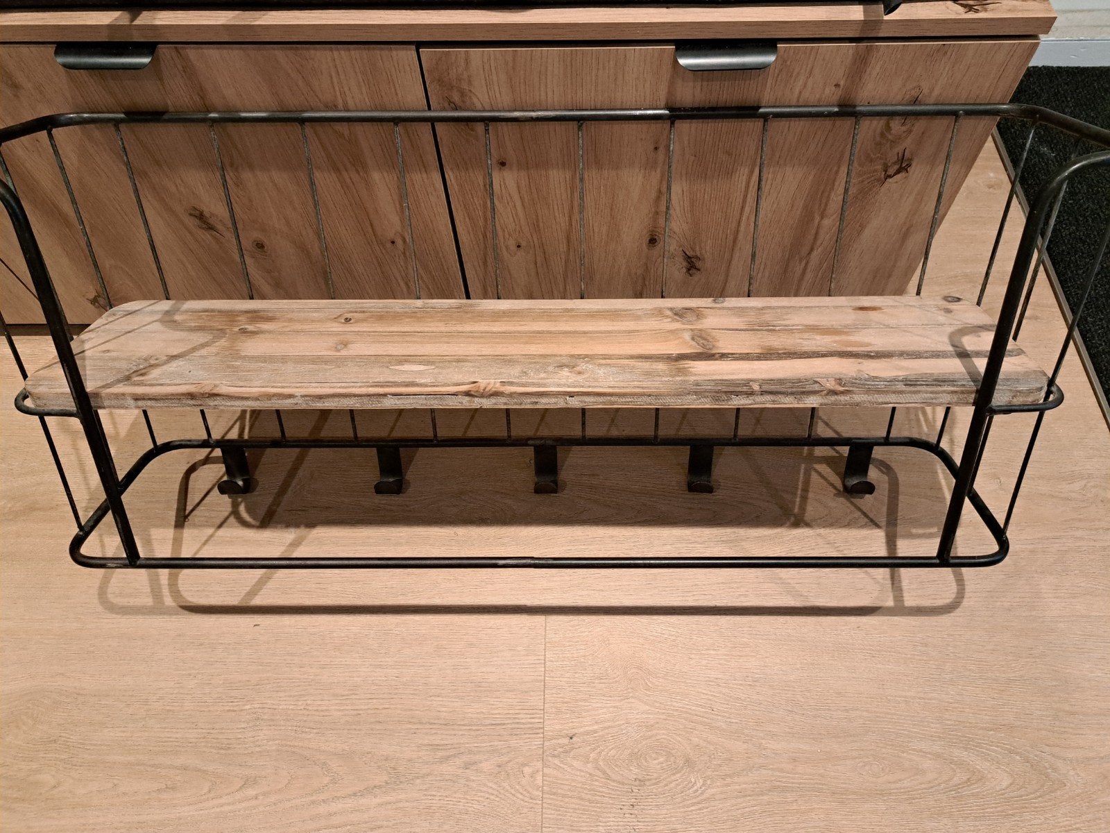 Wandrek industrieel met houten plank en haken, Ophalen, Metaal, Industrieel, Gebruikt