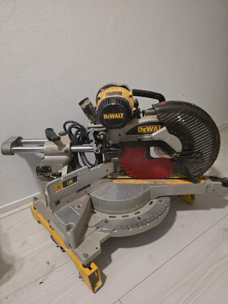 DeWalt Afkortzaag DWS7085-qz - Krachtige en Nauwkeurige Zaag, Doe-het-zelf en Verbouw, Gereedschap | Zaagmachines, Gebruikt, DeWalt