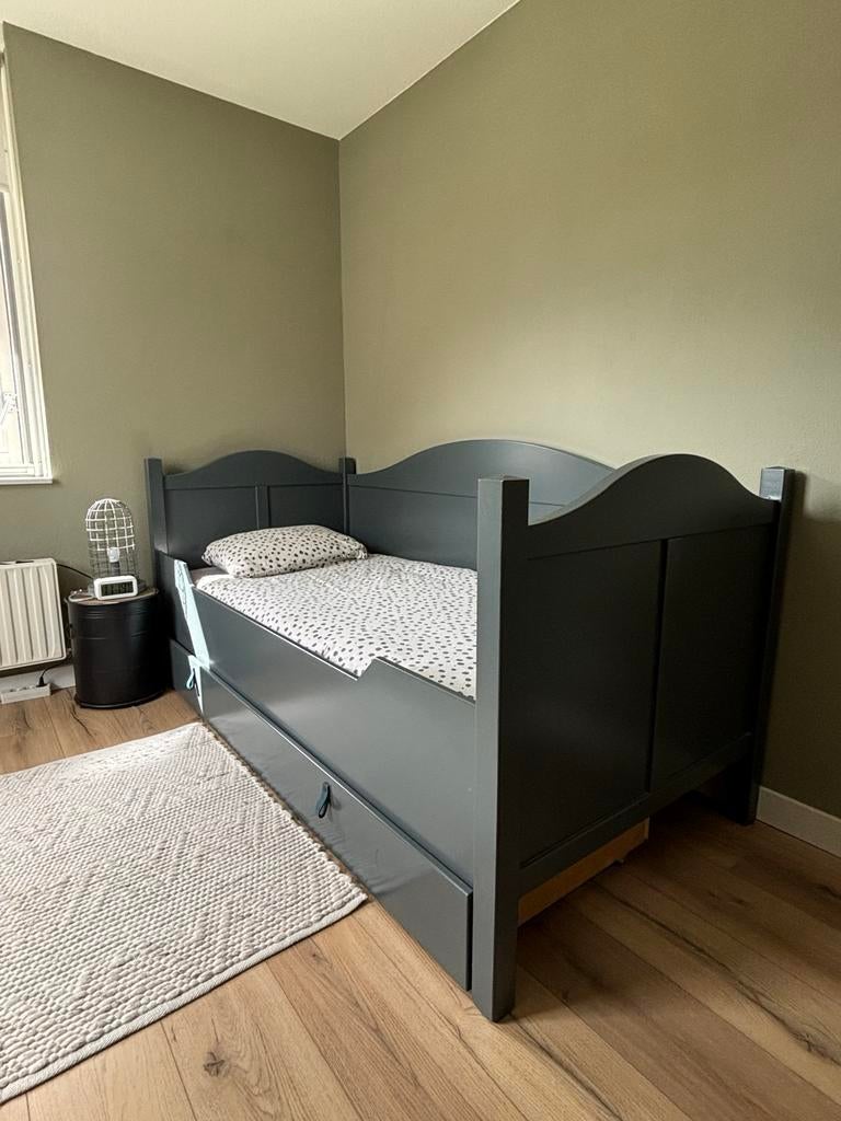 Donkergrijs bed met uitschuifbare lade, Ophalen, Gebruikt, 90 cm, Eenpersoons