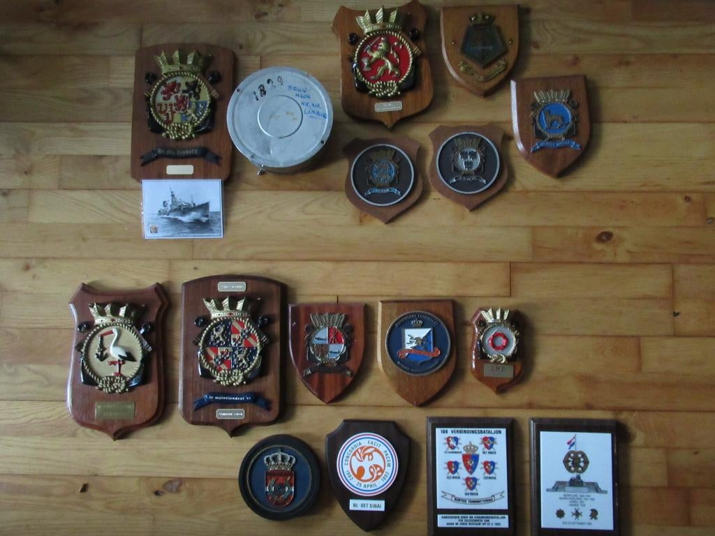 Wapenschilden schepen en kazernes, Verzamelen, Militaria | Algemeen, Ophalen, Landmacht, Nederland, Embleem of Badge