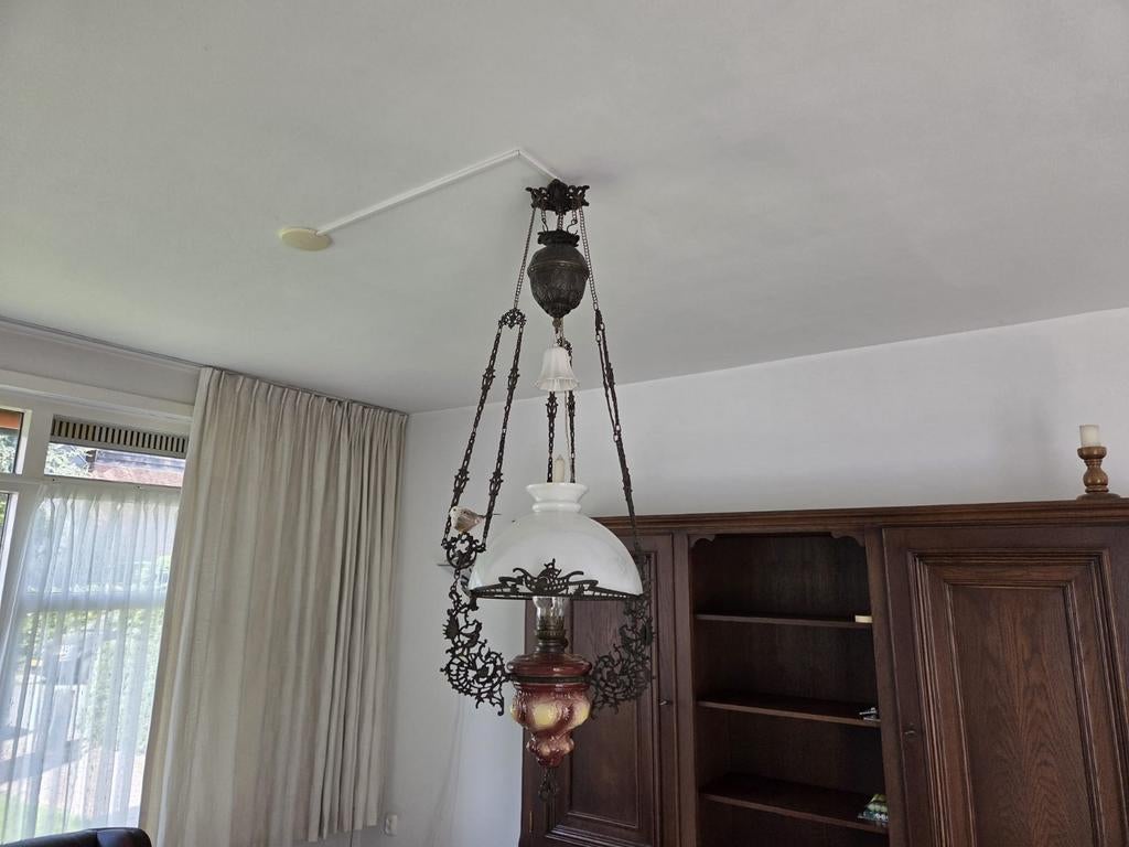 Antieke hanglamp met katrol, Ophalen