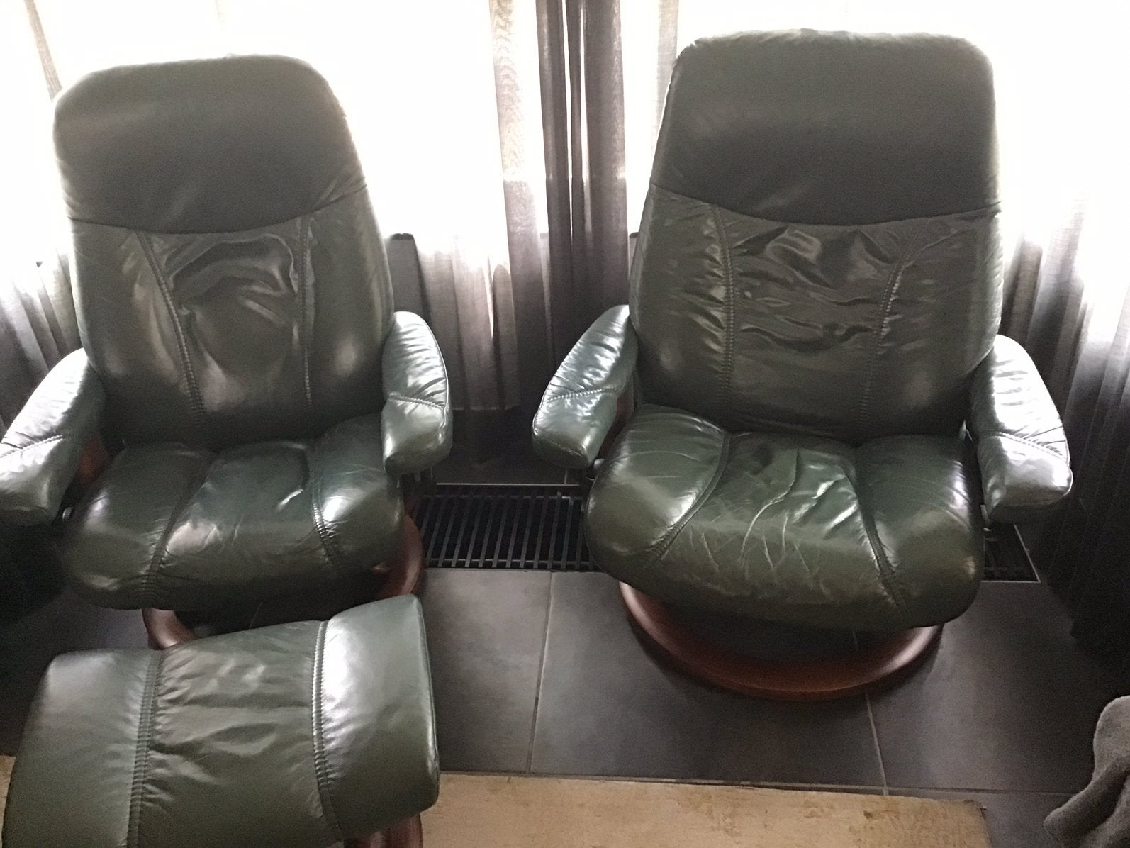 Stresless fauteuils  Twee stuks olijf groen met voetenbankje, Ophalen, Gebruikt, Minder dan 75 cm, Leer