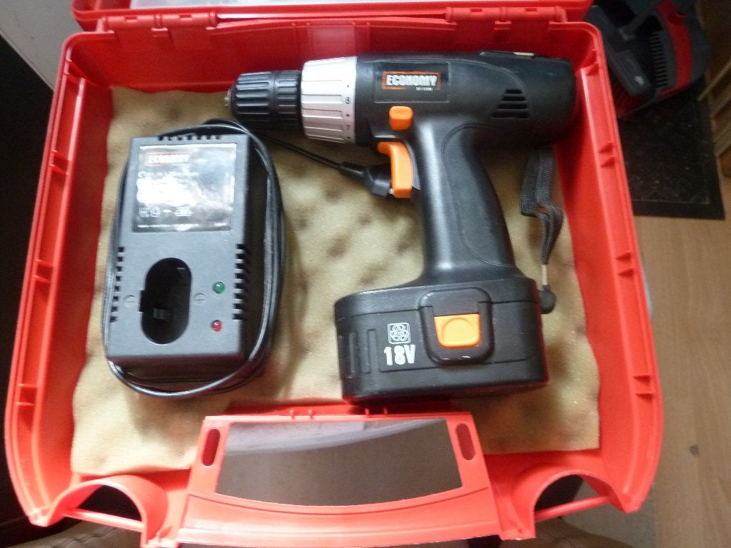Ferm Accuboor 18 Volt met lader, Gebruikt, Variabele snelheid, Ophalen of Verzenden, Boor- en Schroefmachine