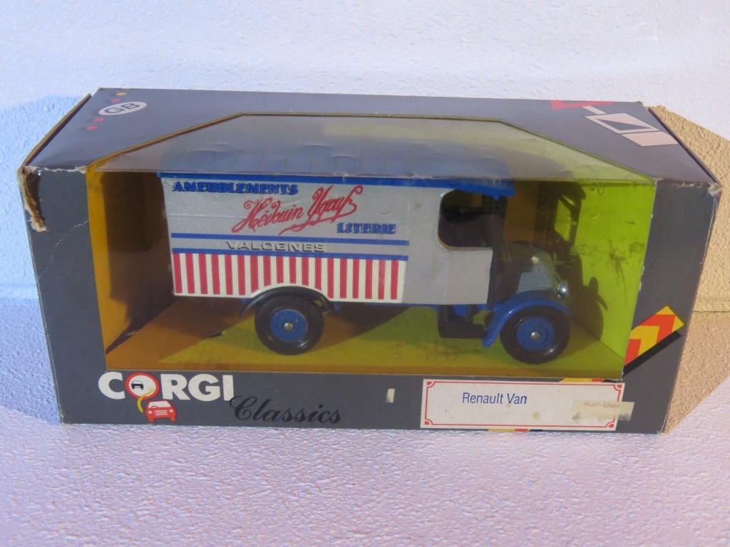 Corgi C824 Renault van, Ophalen of Verzenden, Zo goed als nieuw, Bus of Vrachtwagen, Corgi