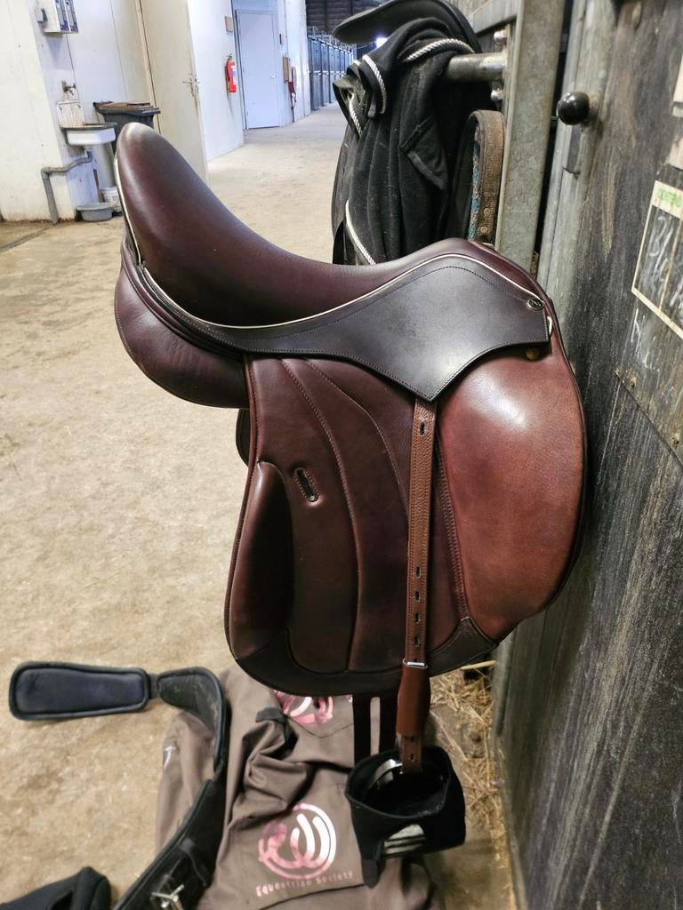 Aiver performance dressuur zadel 17,5 inch, Dieren en Toebehoren, Paarden en Pony's | Zadels, Ophalen, Zo goed als nieuw, Dressuur
