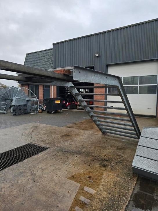 Stalen trap met bordes gegalv hoog 2,15mtr. Nob192, Ophalen of Verzenden, Zo goed als nieuw, 2 tot 4 meter