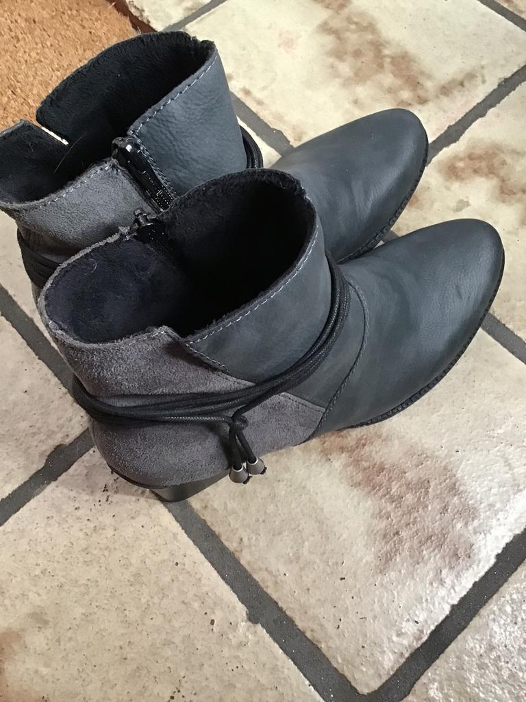 Laarsjes Rieker. Maat 41, Ophalen of Verzenden, Zo goed als nieuw, Grijs