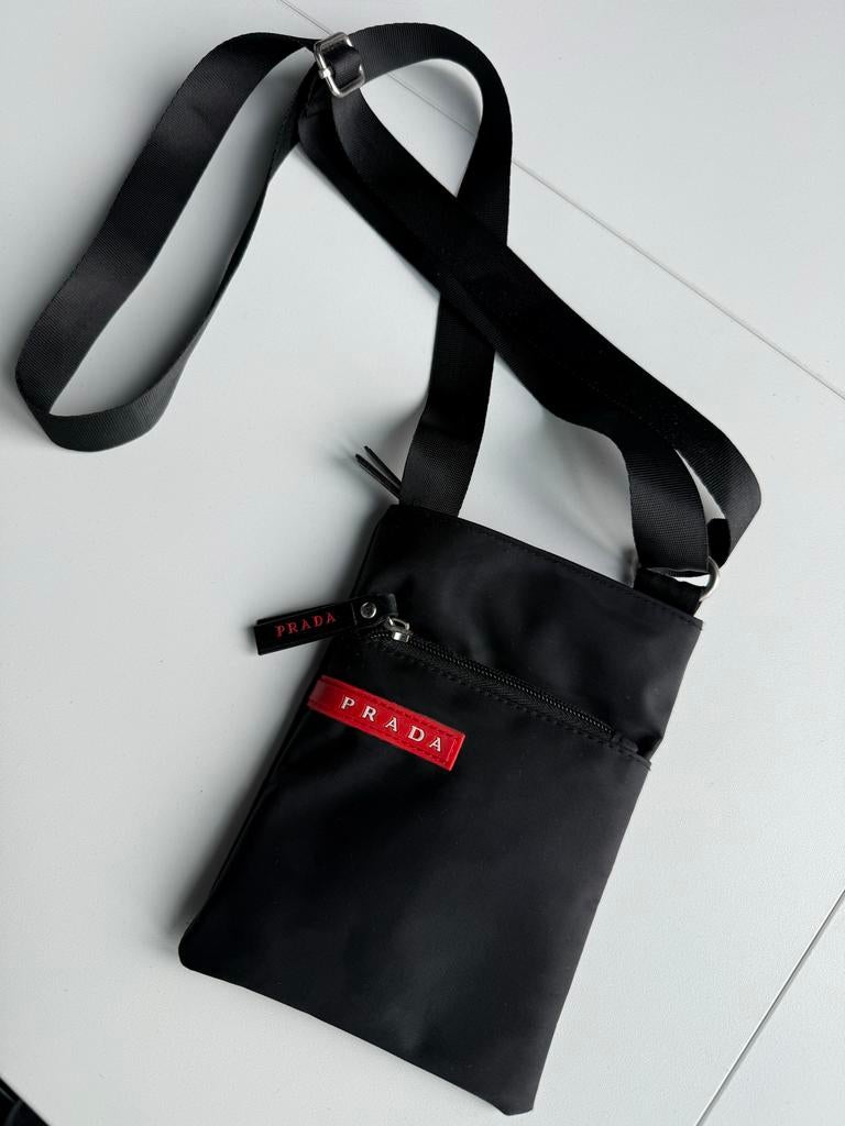 Elegante Zwarte Prada Schoudertas, Sieraden, Tassen en Uiterlijk, Tassen | Schoudertassen, Ophalen of Verzenden, Gebruikt, Zwart