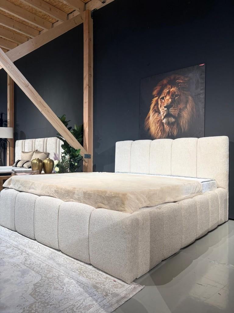 Prachtige boucle boxspring opbergruimte | Showroom vianen, Info@trendvortex.com, Boucle, velvet, modern, lux, Ophalen of Verzenden