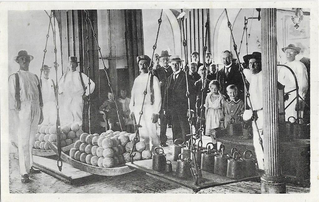 AK Alkmaar - Kaasmarkt, bij de Weegschaal, Ophalen of Verzenden, 1920 tot 1940, Ongelopen, Noord-Holland