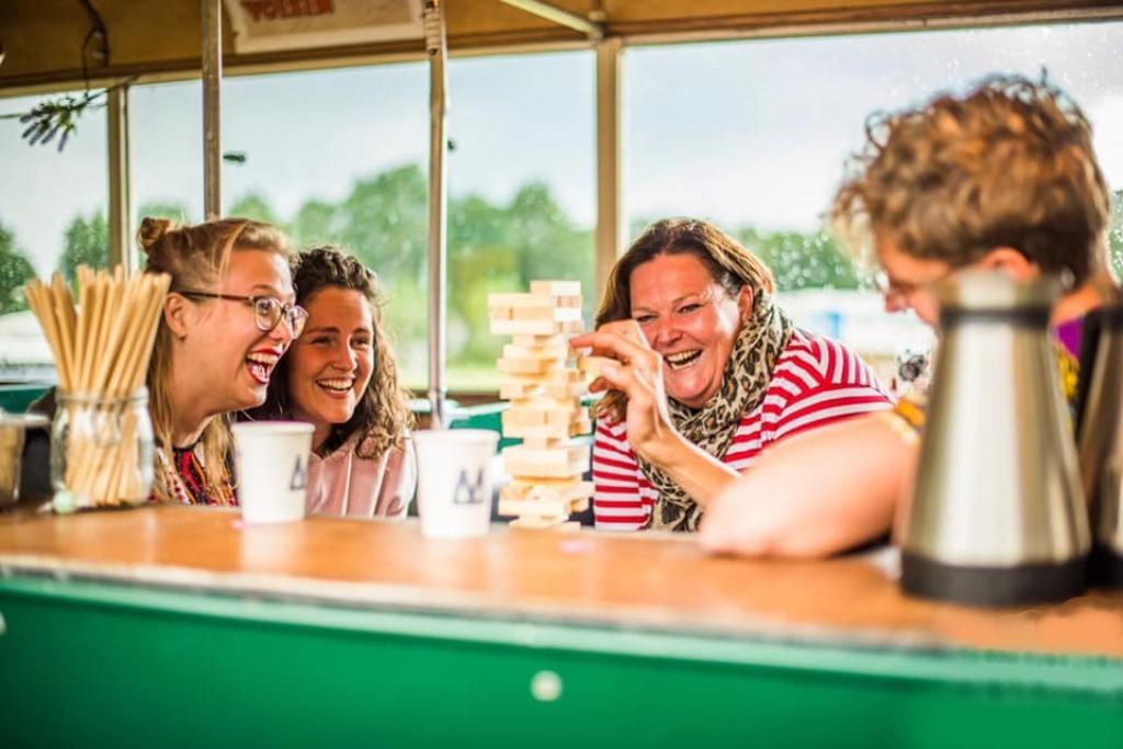Foto 14 van foodtruck DJ-boot schoolbus te huur