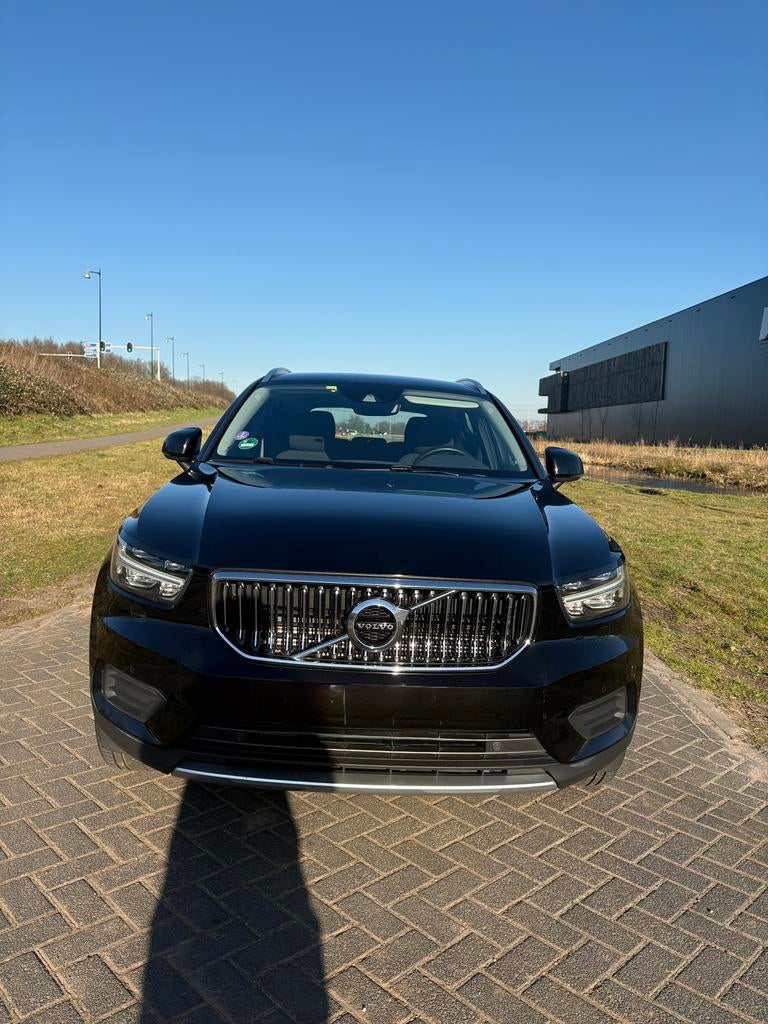 Volvo XC40 T4 Twin Engine 211pk Geartronic 2022 Zwart, Auto's, 1800 kg, 1712 kg, 129 pk, Zwart