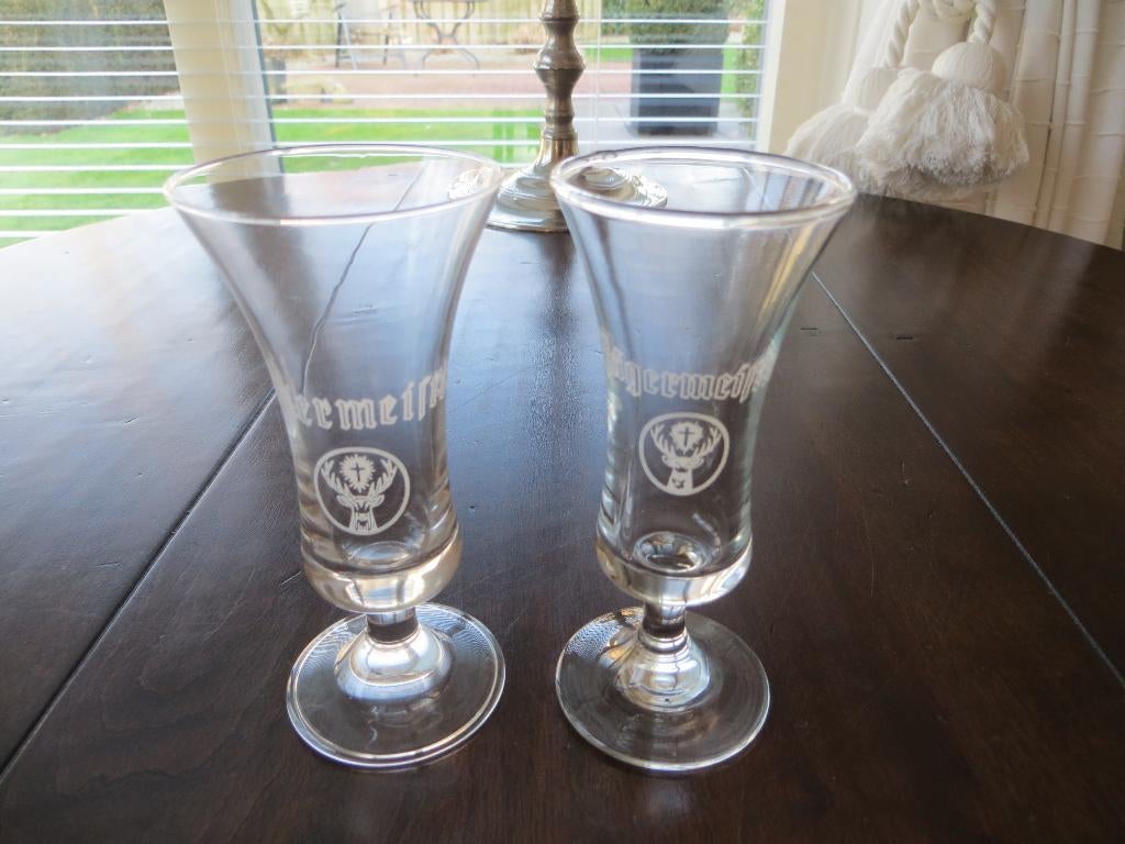 2 Jagermeister glaasjes met Logo H 11 cm, Verzamelen, Glas en Borrelglaasjes, Ophalen of Verzenden, Zo goed als nieuw, Borrel- of Shotglas