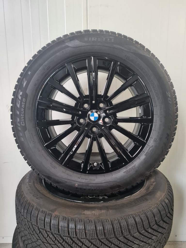 17' BMW X1 U11 X2 U10 Styling 833 Zwart met winterbanden