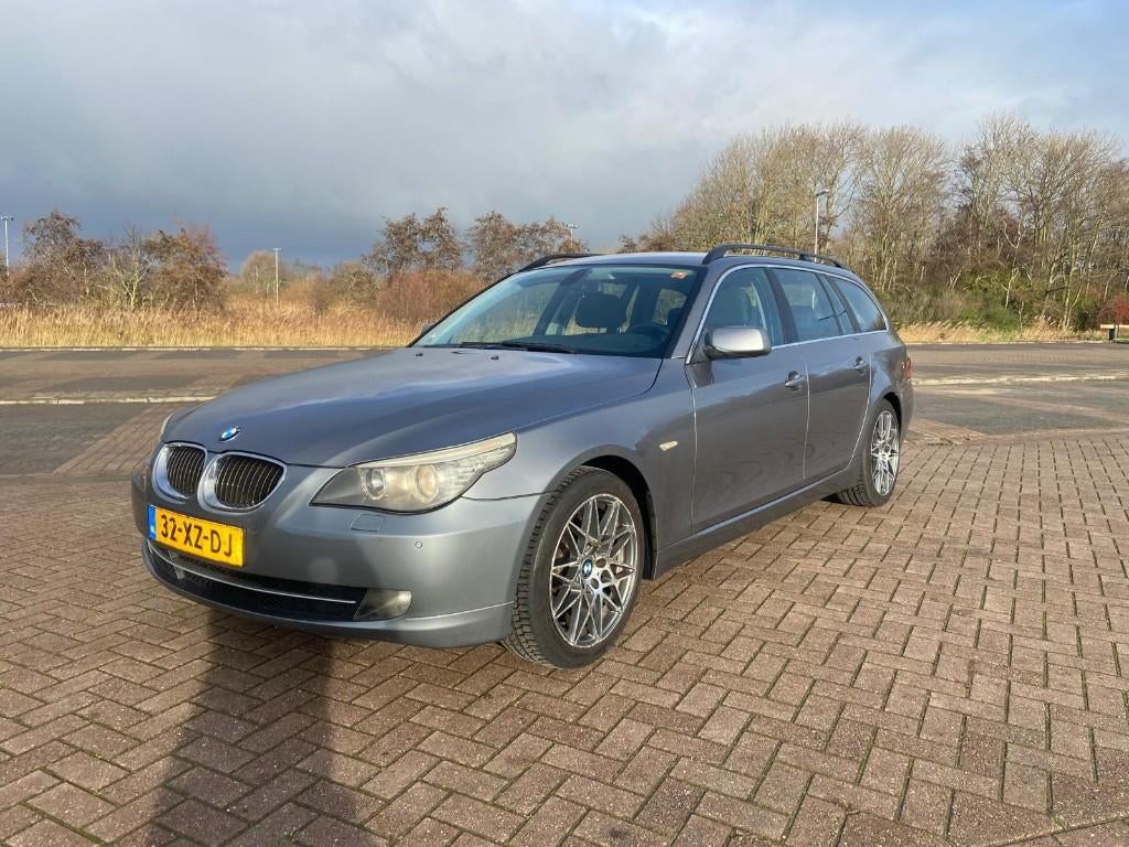 BMW 5-Serie E61 523 LCI Touring AUT 2007 Grijs, Auto's, Achterwielaandrijving, Zwart, Parkeersensor, Origineel Nederlands